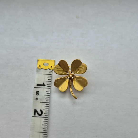 Danecraft gold tone four leaf clover brooch pin - Picture 6 of 6